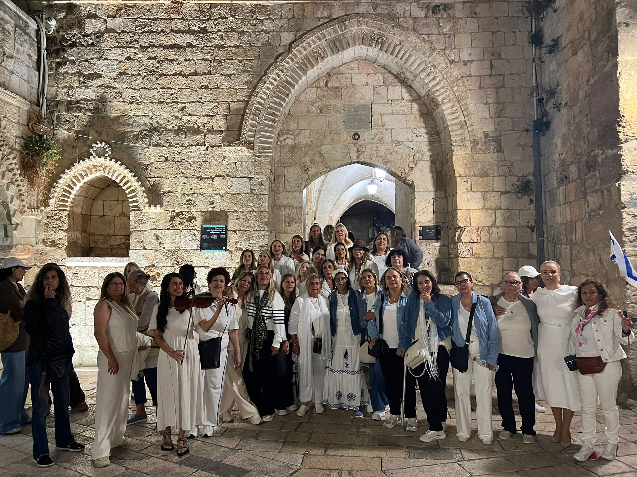 צילום של סיור באתרים היהודיים בעיר העתיקה של ירושלים עם טלי יהושע