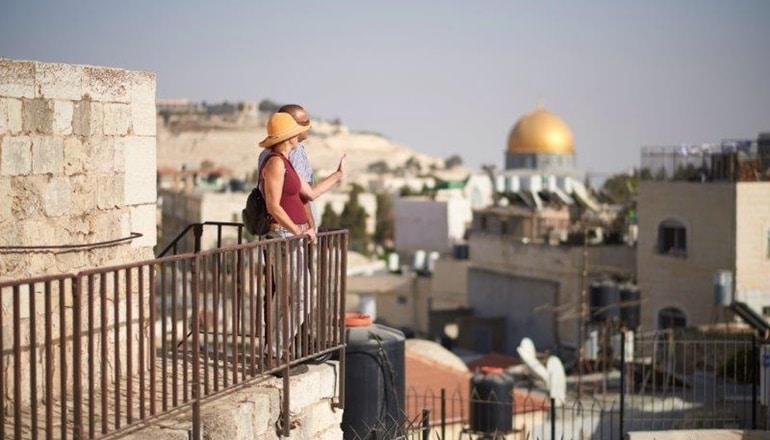 צילום של טיילת החומות בעיר העתיקה ירושלים